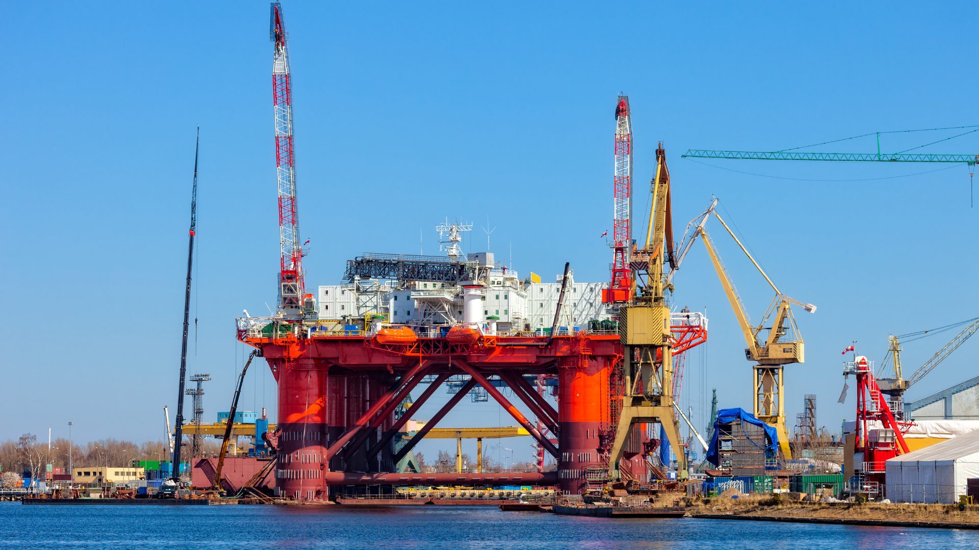 Semi-submersible rig in a shipyard